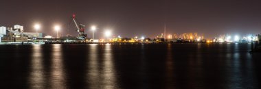 gece şehir yansımaları nehir