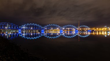 gece şehir yansımaları nehir