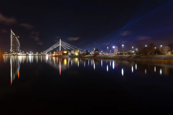 Riflessi della città notturna nel fiume — Foto Stock