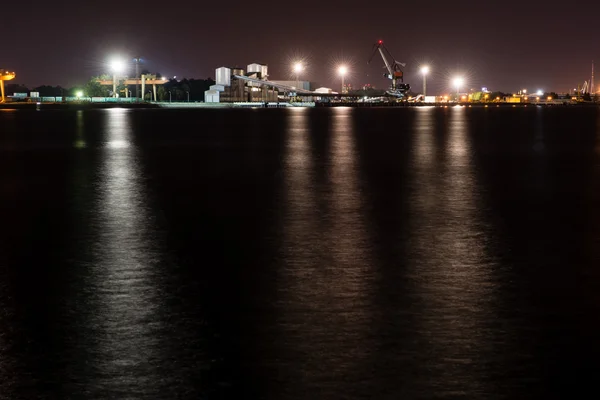 Riflessi della città notturna nel fiume — Foto Stock