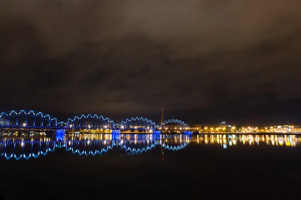 Nuit réflexions de la ville dans la rivière — Photo