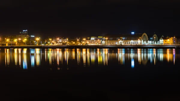 Nuit réflexions de la ville dans la rivière — Photo