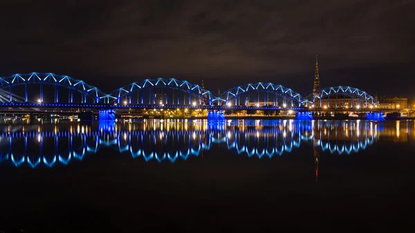 Noc miasto refleksje w rzece — Zdjęcie stockowe