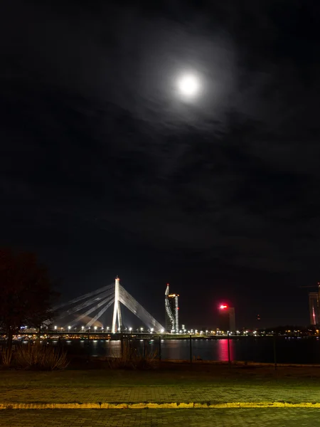 Місяць над містом вночі — стокове фото