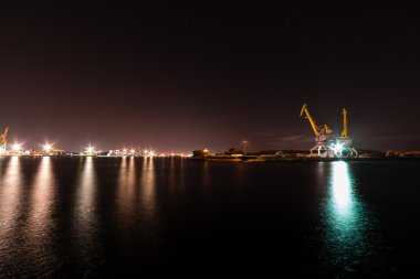 gece şehir yansımaları nehir