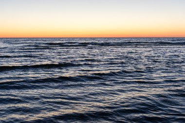 Denizin üzerinde gün batımı