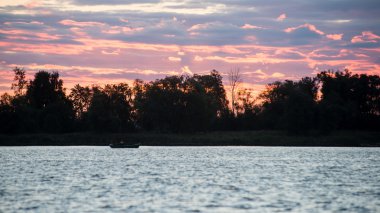 Gölün üzerinde gün batımı