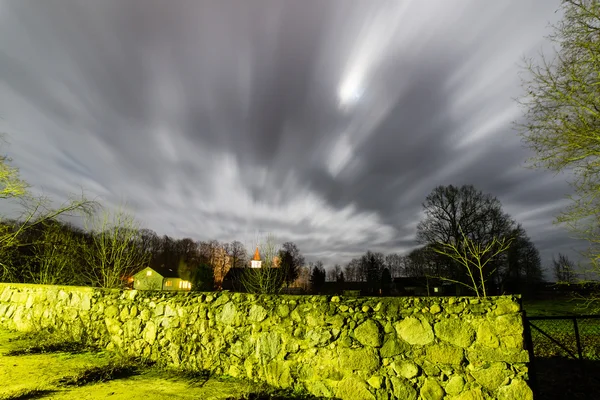 Larga exposición con nubes sobre la ciudad —  Fotos de Stock