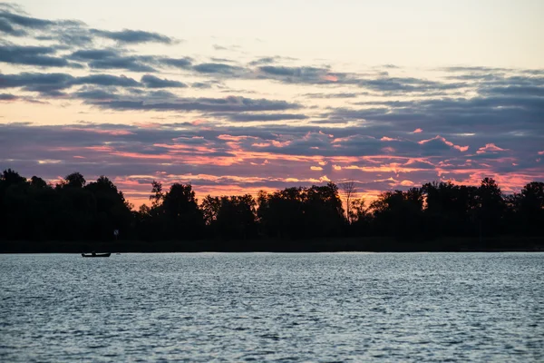 Solnedgång över sjön — Stockfoto