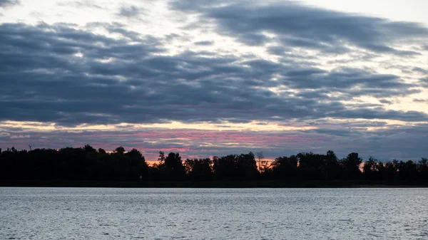 Pôr do sol sobre o lago — Fotografia de Stock