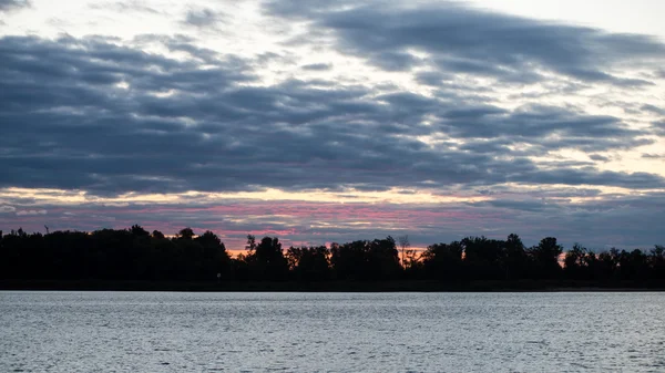 Zonsondergang boven het meer — Stockfoto