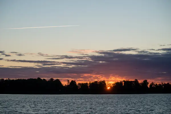 Puesta de sol sobre el lago — Foto de Stock