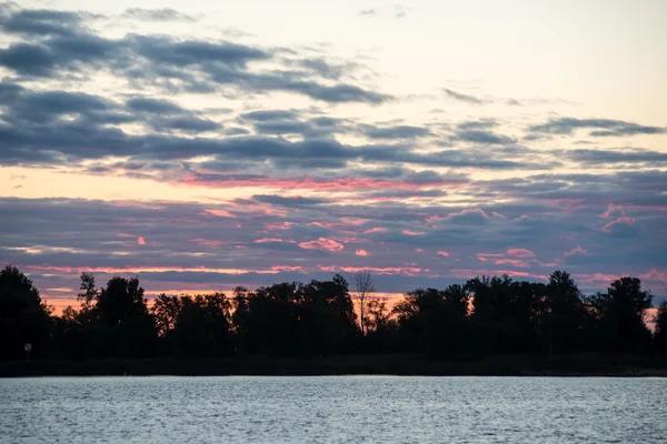 Solnedgång över sjön — Stockfoto