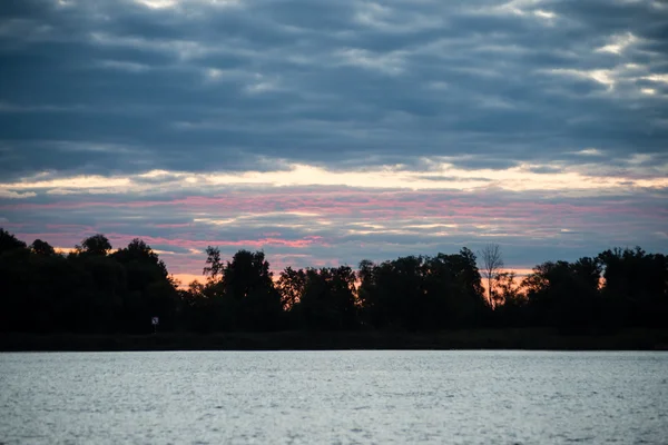 Sonnenuntergang über dem See — Stockfoto