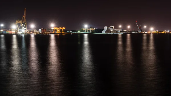 Cidade noturna reflexões no rio — Fotografia de Stock