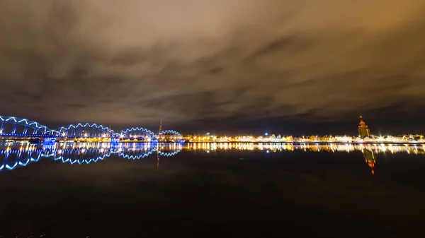 Nuit réflexions de la ville dans la rivière — Photo