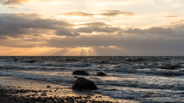Fırtına geniş dalga Baltık Denizi kıyısında