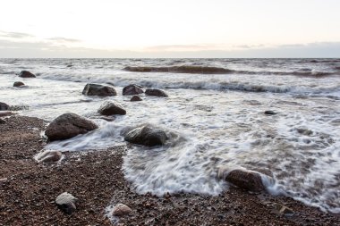 Fırtına geniş dalga Baltık Denizi kıyısında