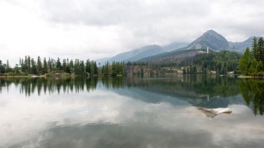 Sakin göl su yansımalar