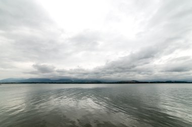 Sakin göl su yansımalar