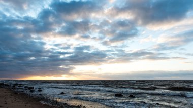 Fırtına geniş dalga Baltık Denizi kıyısında