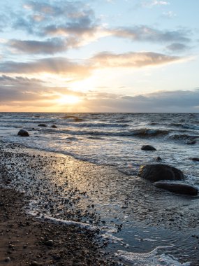 Fırtına geniş dalga Baltık Denizi kıyısında