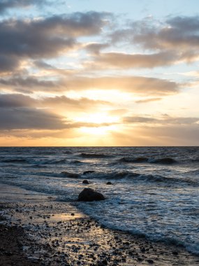 Fırtına geniş dalga Baltık Denizi kıyısında
