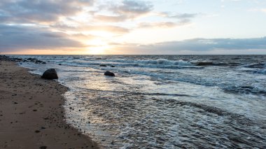 Fırtına geniş dalga Baltık Denizi kıyısında