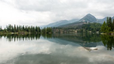 Sakin göl su yansımalar