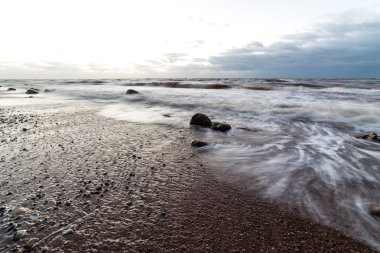 Fırtına geniş dalga Baltık Denizi kıyısında