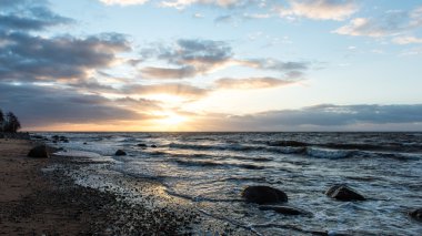 Fırtına geniş dalga Baltık Denizi kıyısında