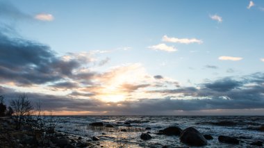 Fırtına geniş dalga Baltık Denizi kıyısında