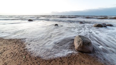 Fırtına geniş dalga Baltık Denizi kıyısında