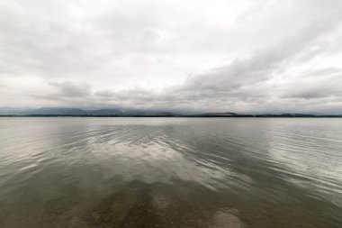 Sakin göl su yansımalar