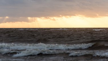 Fırtına geniş dalga Baltık Denizi kıyısında