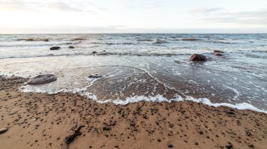 Fırtına geniş dalga Baltık Denizi kıyısında