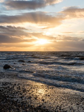 Fırtına geniş dalga Baltık Denizi kıyısında