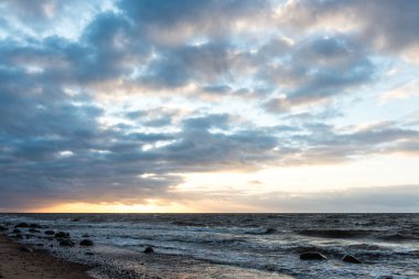Fırtına geniş dalga Baltık Denizi kıyısında