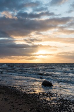 Fırtına geniş dalga Baltık Denizi kıyısında