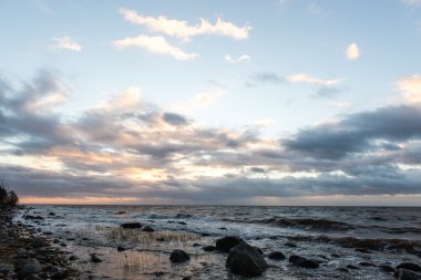 Fırtına geniş dalga Baltık Denizi kıyısında