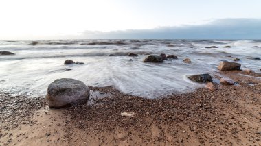 Fırtına geniş dalga Baltık Denizi kıyısında