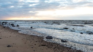 Fırtına geniş dalga Baltık Denizi kıyısında