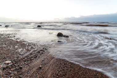 Fırtına geniş dalga Baltık Denizi kıyısında