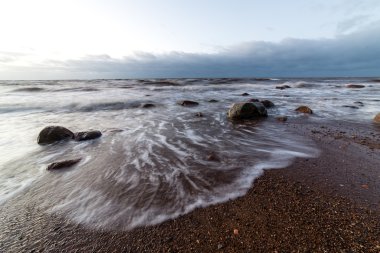 Fırtına geniş dalga Baltık Denizi kıyısında
