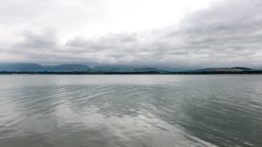 Sakin göl su yansımalar