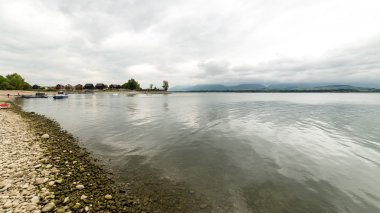 Sakin göl su yansımalar