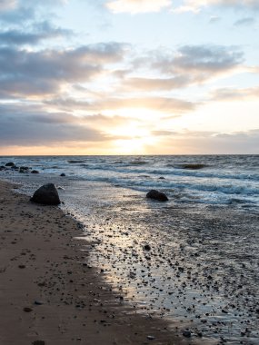 Fırtına geniş dalga Baltık Denizi kıyısında