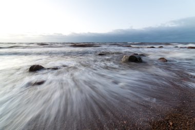 Fırtına geniş dalga Baltık Denizi kıyısında