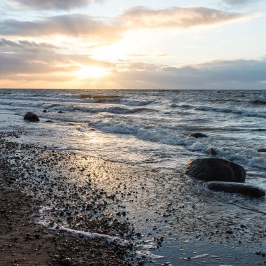 Fırtına geniş dalga Baltık Denizi kıyısında