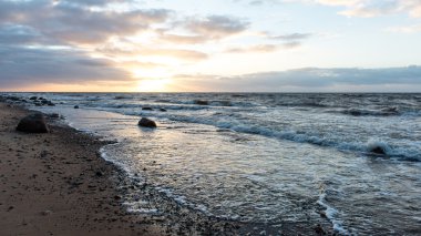 Fırtına geniş dalga Baltık Denizi kıyısında
